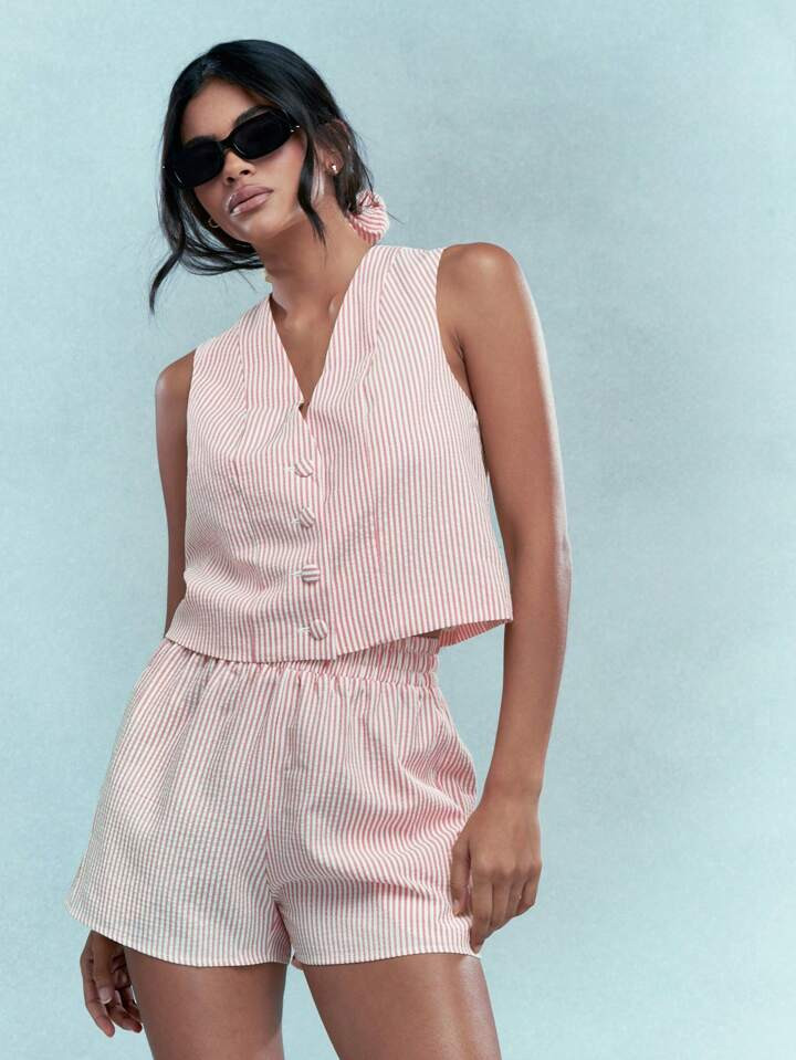 MISSGUIDED Strukturierter gerippter Weste Top mit Knöpfen und Shorts als Set mit Scrunchie | akt... | SHEIN