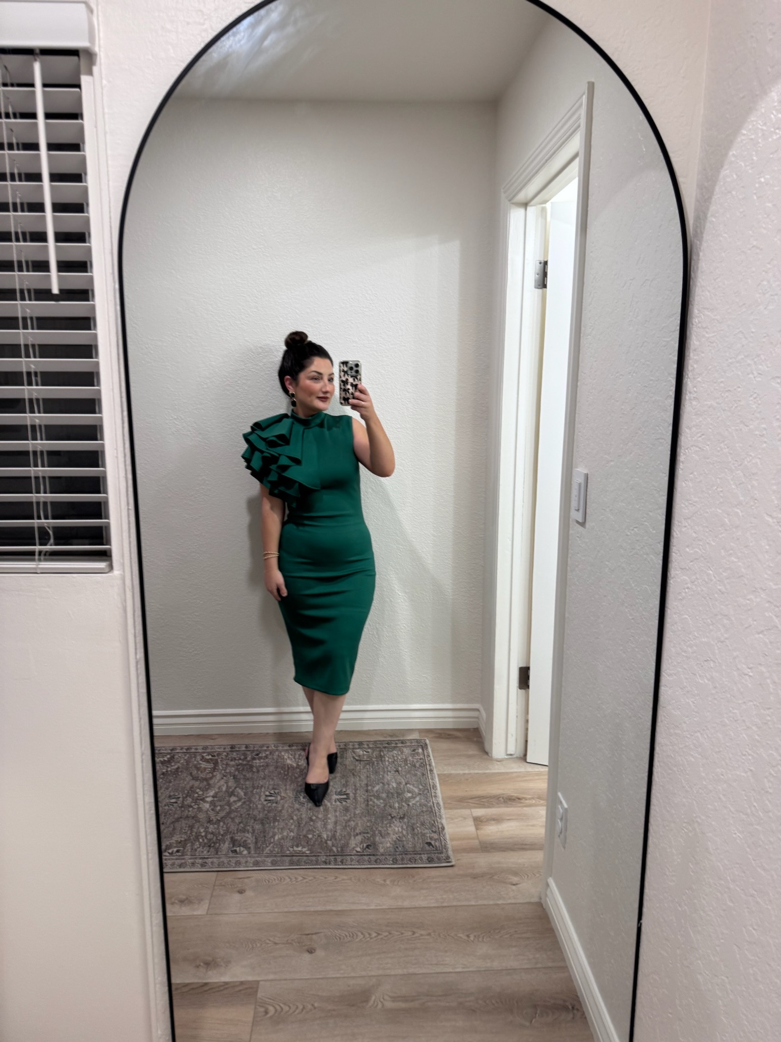 Cocktail dress with a gorgeous ruffle neckline! Size small (5'0" 140lbs)


#LTKFindsUnder50 #LTKWedding #LTKPetite