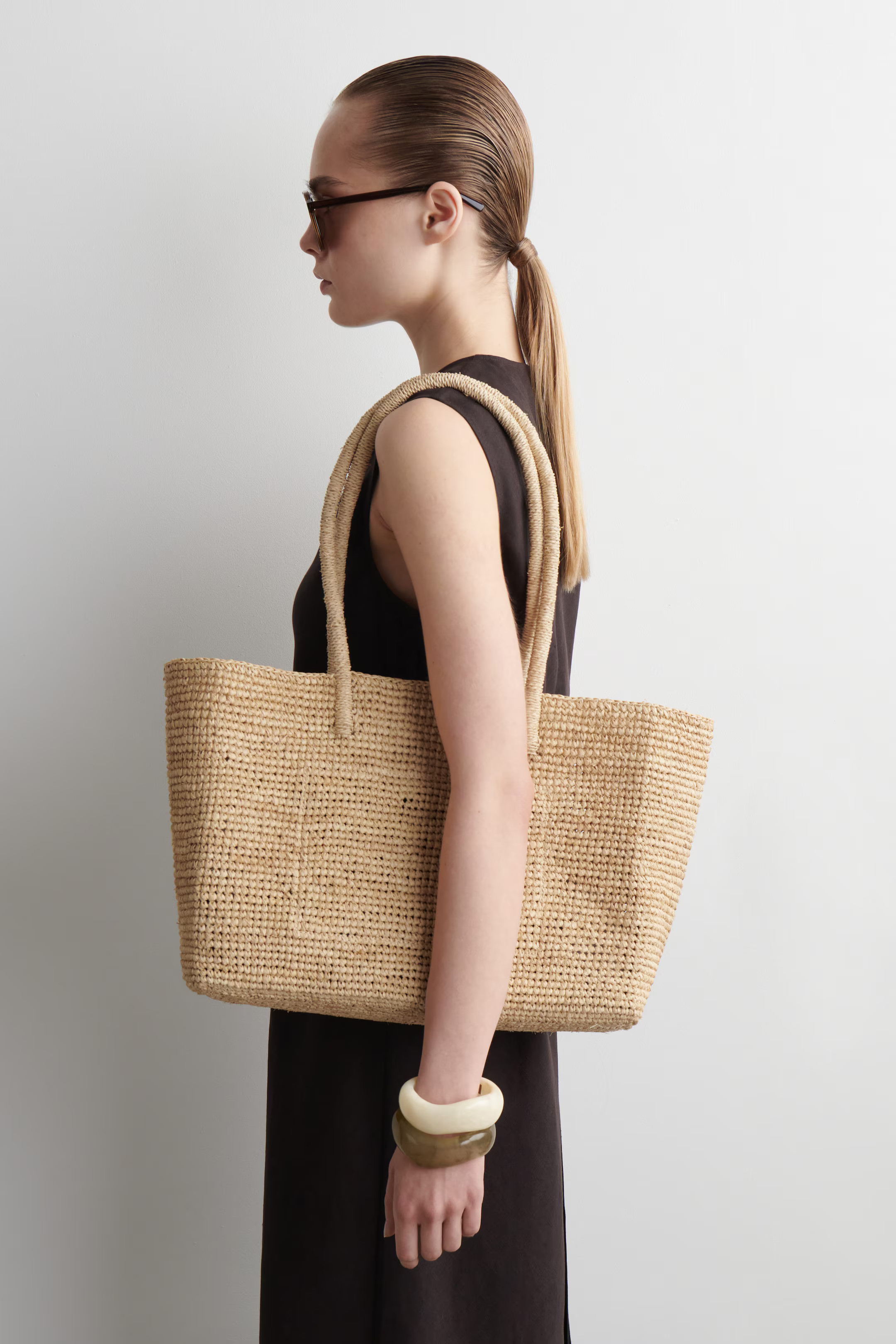 HAND-WOVEN TOTE BAG - RAFFIA - BEIGE | COS (EU)