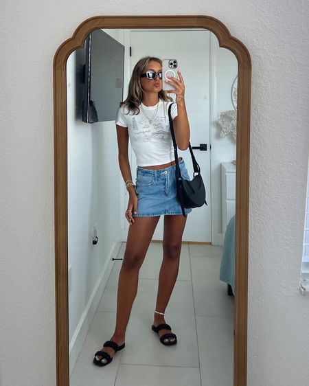 spring/summer outfit ideas from Hollister. code HCOMCKENZIE for an EXTRA 20% off (code is stackable)

sizing: 
000 regular in denim skirt (5’2 24 inch waist) 
XS in Italy baby tee 