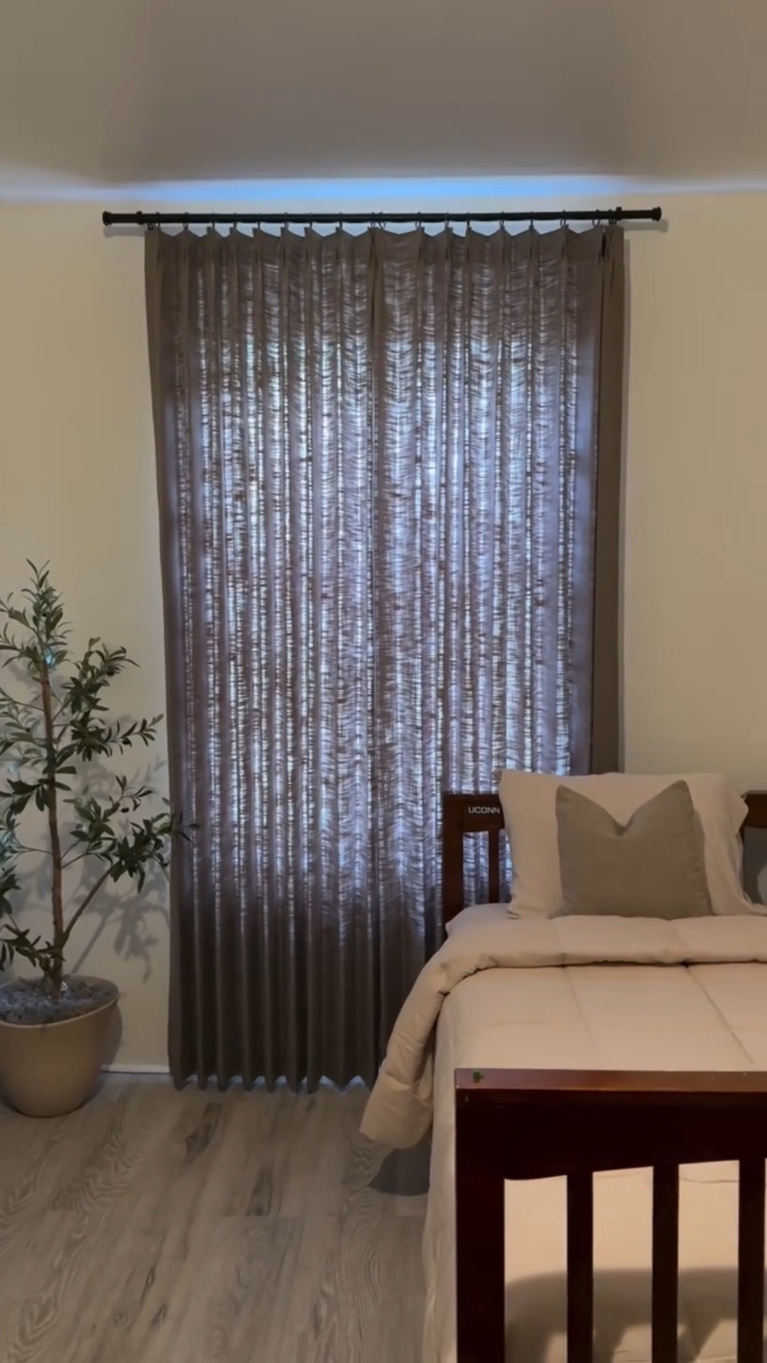 Estas cortinas de lino personalizadas elevaron por completo mi espacio.
Me encanta lo elegantes y bien estructuradas que se ven los pliegues tipo pinch pleat y el memory training hacen toda la diferencia.

Detalles de las cortinas

• Color: Oak Dim Grey
• Estilo: Pinch Pleat doble
• Ancho del panel: 50 pulgadas
• Largo del panel: 96 pulgadas
• Tela de lino con memory training para un acabado perfecto

💸 Usa mi código GLEN17 para un descuento exclusivo

Enlace en mi biografía 

#livingroom #home #room #inspiration