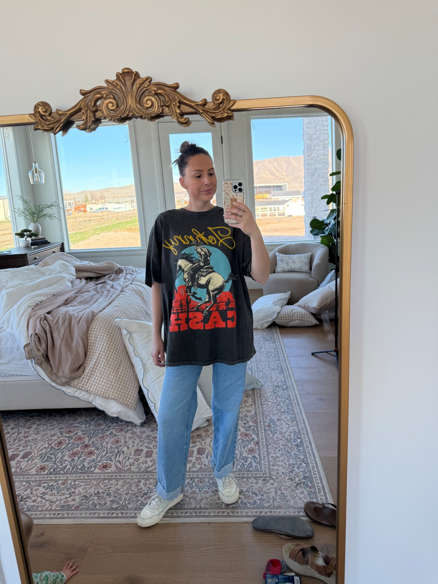 Size L/XL in the top, size 4 in jeans & size 8 women’s in the shoes!