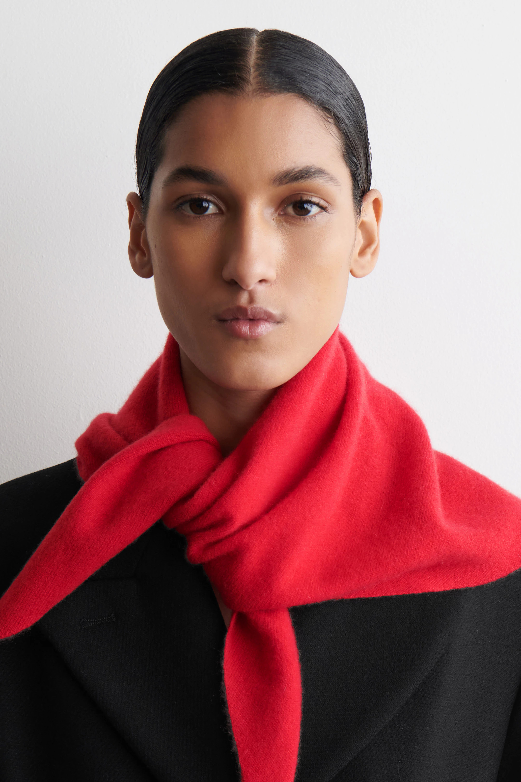 CASHMERE TRIANGLE SCARF - RED | COS US | COS (US)