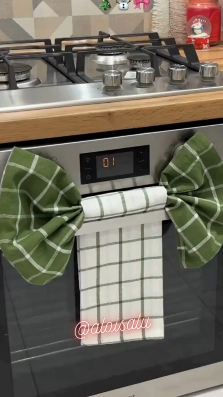 ✨ Transforme seu fogão com um laço de pano super fácil de fazer!
 Essa ideia é perfeita para quem ama detalhes que fazem toda diferença na decoração da cozinha — seja para o Natal, festas ou simplesmente para deixar a casa mais charmosa.
👉 Confira os produtos  vitrine
 👉 Siga para ver mais inspirações de decoração ✨
#HomeDecor #HolidayDecor #KitchenInspiration #LTKHome #LTKBrasil #DecoraçãoCriativa
 

 #LTKpromo #LTKhome #LTKdicadeestilo