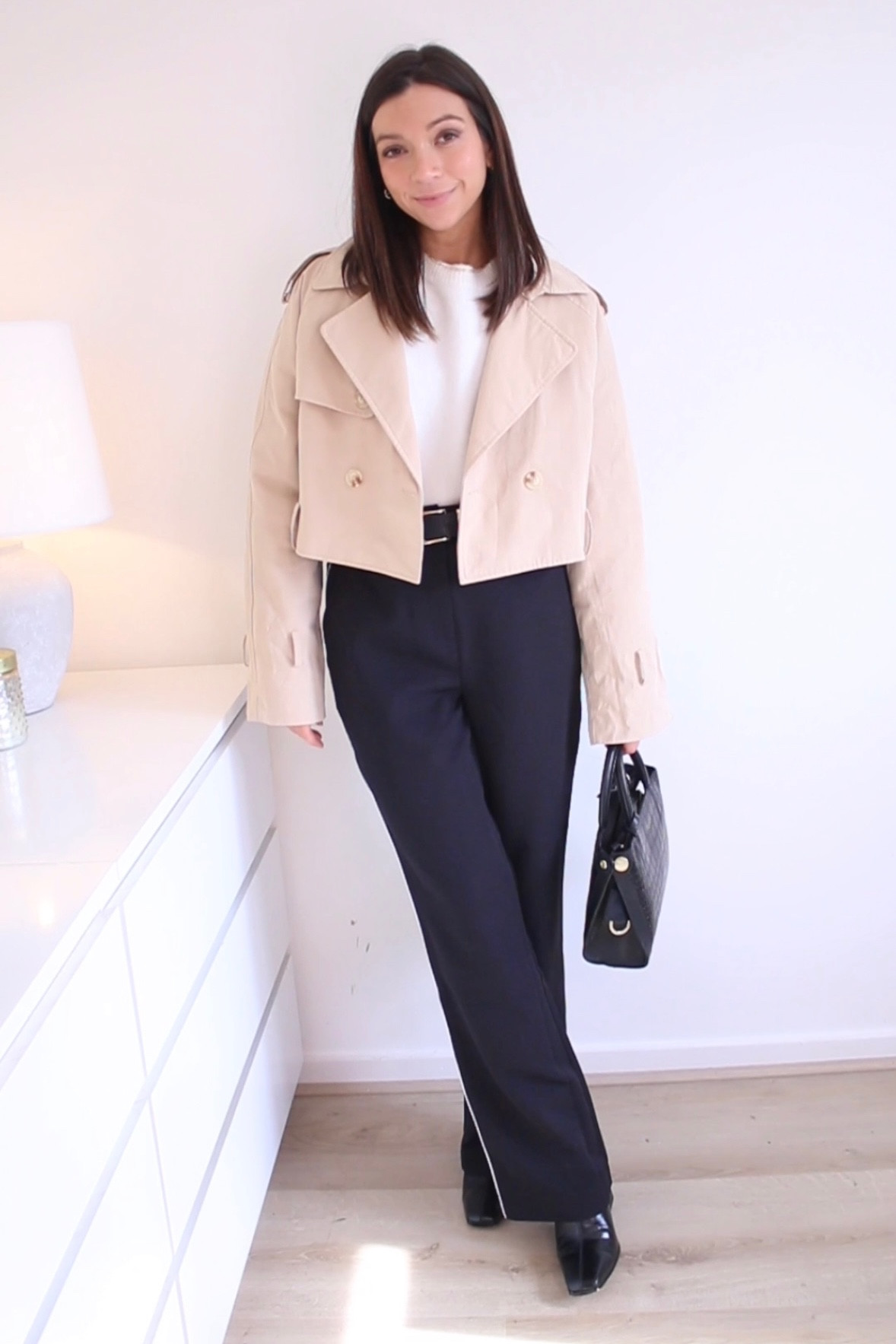 How to style a cropped trench coat 

Trench coat - pretty little thing - size 8
Tshirt - next 
Trousers - threadbare - size 8 - bit long for me but just about work with heels 
Boots - asos 



#LTKeurope #LTKworkwear #LTKstyletip