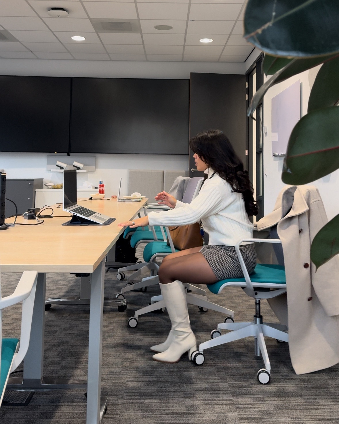 Keeping it classy and effortless. This white knee boots and top paired with a skort and coat makes me feel ready to conquer the day! 💫

#LTKnederlands #LTKautumn #LTKworkwear