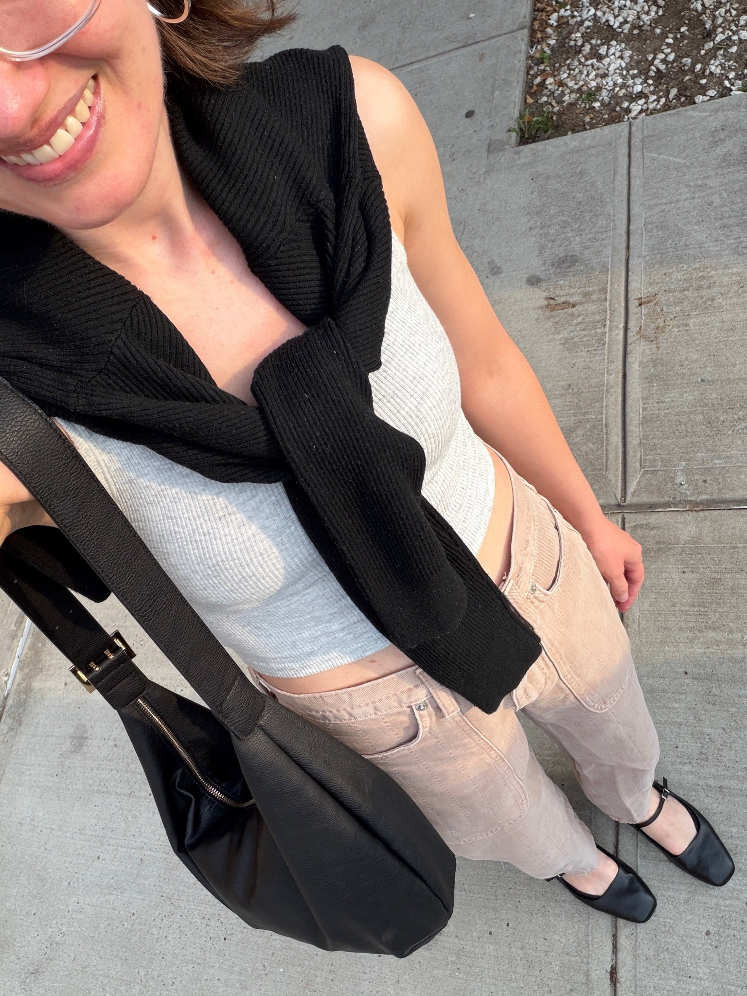 Tank : TTS
Barrel jeans: TTS
Flats: TTS
