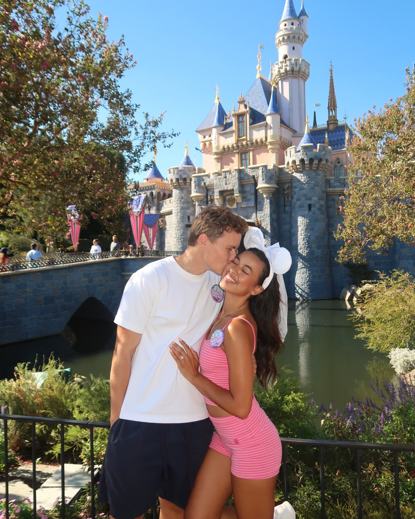 1 month engaged so of course we celebrated @disneyland 🐭🍦💍💖

#bridetobe #disneyland #disneyparks #fiance #bride