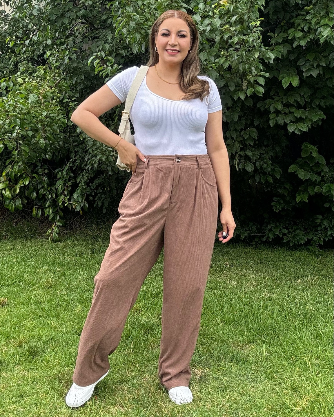 Casual corduroy pants with high-waisted zipper pocket with elastic at the waist, soft and comfortable.

#LTKSeasonal #LTKSaleAlert #LTKmomlife