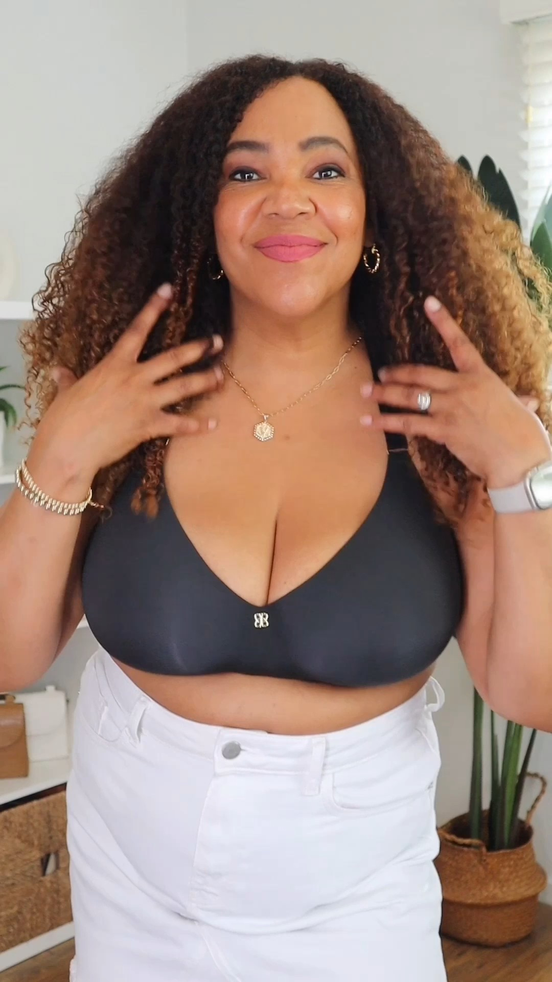 Racer back tank? No problem! 💁🏾‍♀️ [ad] Converted my @honeylove CloudEmbrace Bra straps for this racer back style top! Ok, this is a wire free t-shirt bra that is comfy, super soft while it smooths, and supports! One of my go to bras. True to size. 💥
💥Listen 👋🏾 Use my promo code link for 20% off!!  #honeylovepartner

Promo code link 🫶🏾 https://checkout.honeylove.com/VRODRIGUEZ  

#LTKOver40 #LTKMidsize