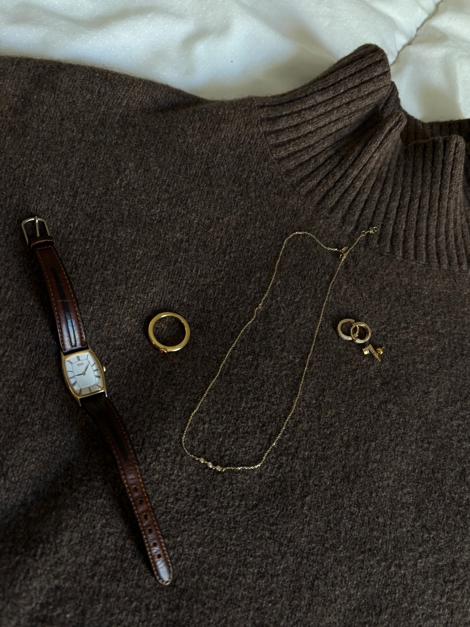 Cozy knits and vintage jewelry 

#LTKHoliday #LTKdayinmylife #LTKootd