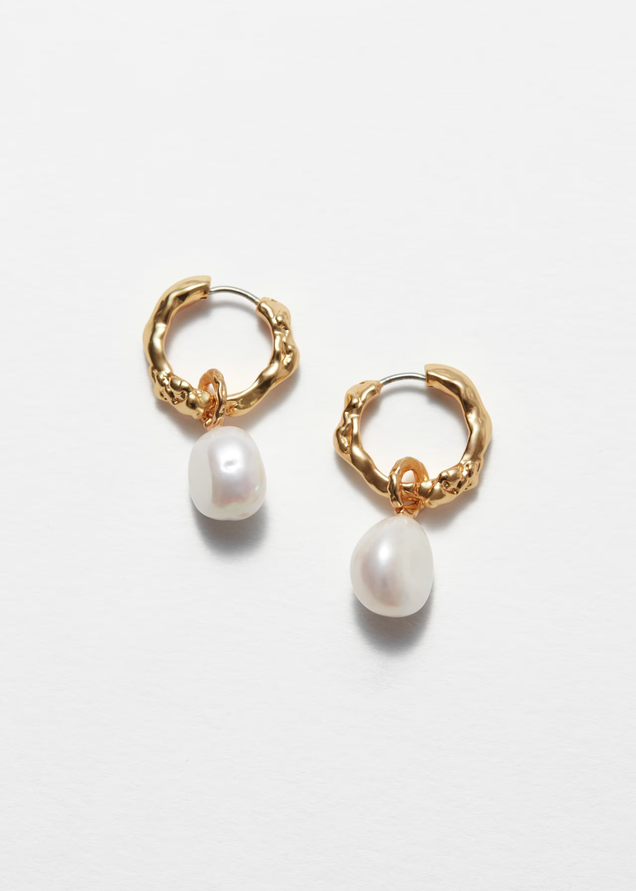 Sculpted Pearl Drop Hoop Earrings - Gold - & Other Stories GB | & Other Stories UK