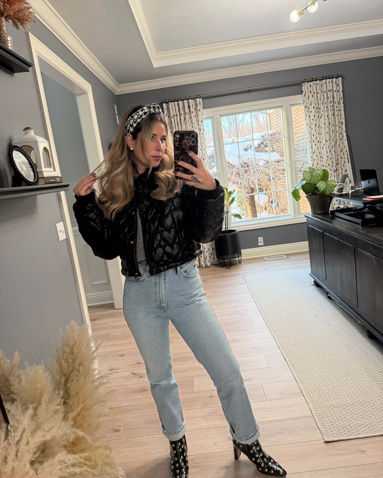 Perfect outfit for a cold night out with friends 🖤 

#LTKSeasonal #LTKgrwm #LTKootd