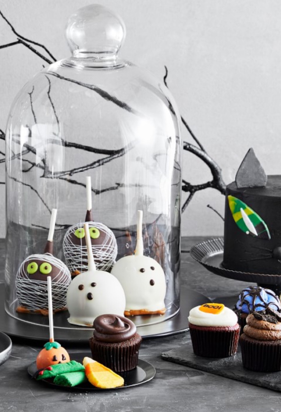 Halloween Mummies & Ghosts Caramel Apples

A favorite dessert of both the living and the undead, our ghosts and mummies feature crisp, juicy Washington state Granny Smith apples and creamy small-batch caramel. The treats are draped in white chocolate or dark chocolate, then decorated by hand. This gift box holds a quartet of ghoulish goodies

#LTKSeasonal #LTKParties #LTKHome