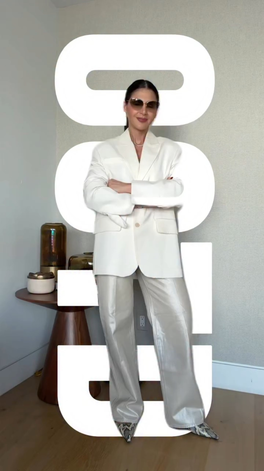 Went for a chic, all-white look today🤍 This oversized blazer and pearlescent pants are everything!✨