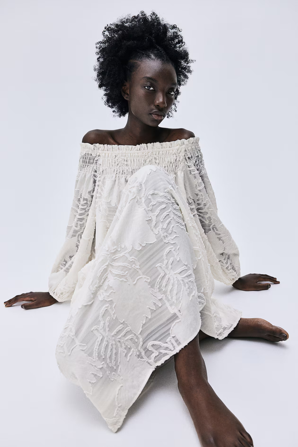Off-Shoulder-Kleid aus Jacquardstoff - Cremefarben - Ladies | H&M AT | H&M (DE, AT, CH, NL, FI)
