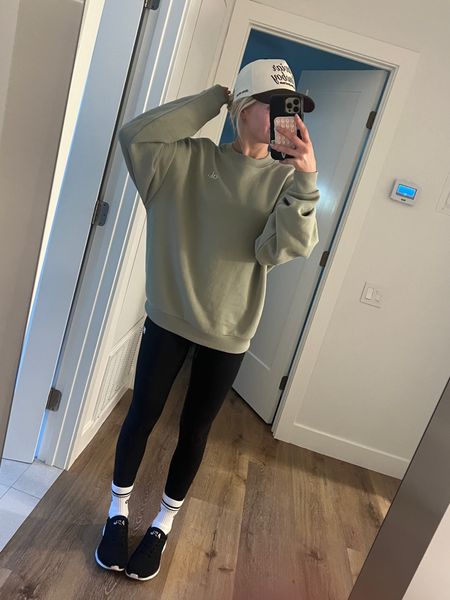 Comfy walk fit. Loving this alo crewneck. I sized up for a comfy fit 🤩 

#LTKfitness #LTKfindsunder100