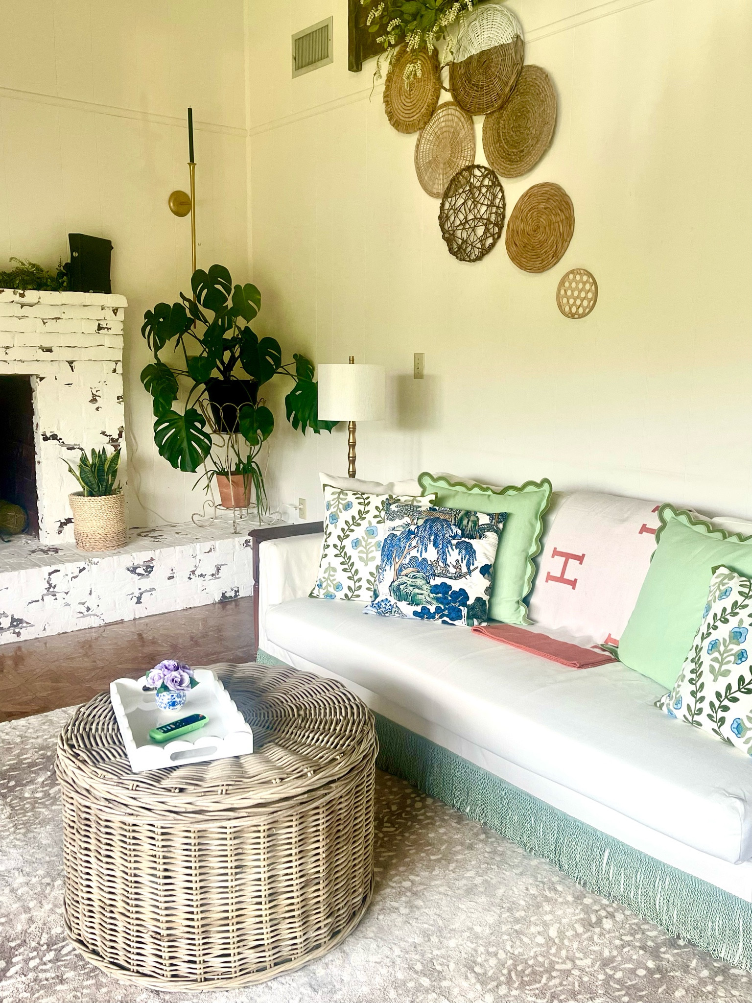 Living room update 💚

#furniture #livingroom #greatroom #green #southernliving #southern #coastal #grandmillenial #maximalist

#LTKhome #LTKsalealert #LTKfamily