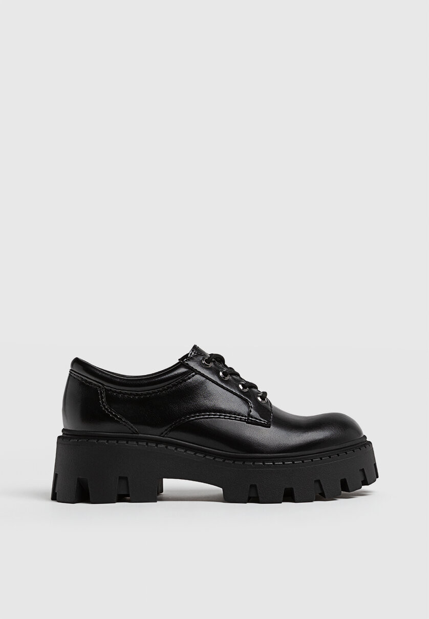 Flat lace-up shoes with track soles | Stradivarius (UK)
