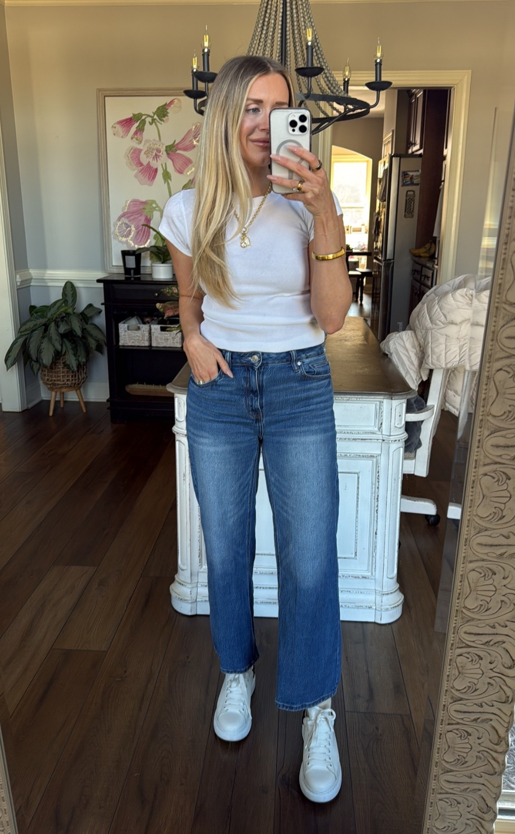 Classic mom errands outfit 🤍
White fitted tee + straight-leg denim + white sneakers — comfy, timeless, and always looks pulled together.