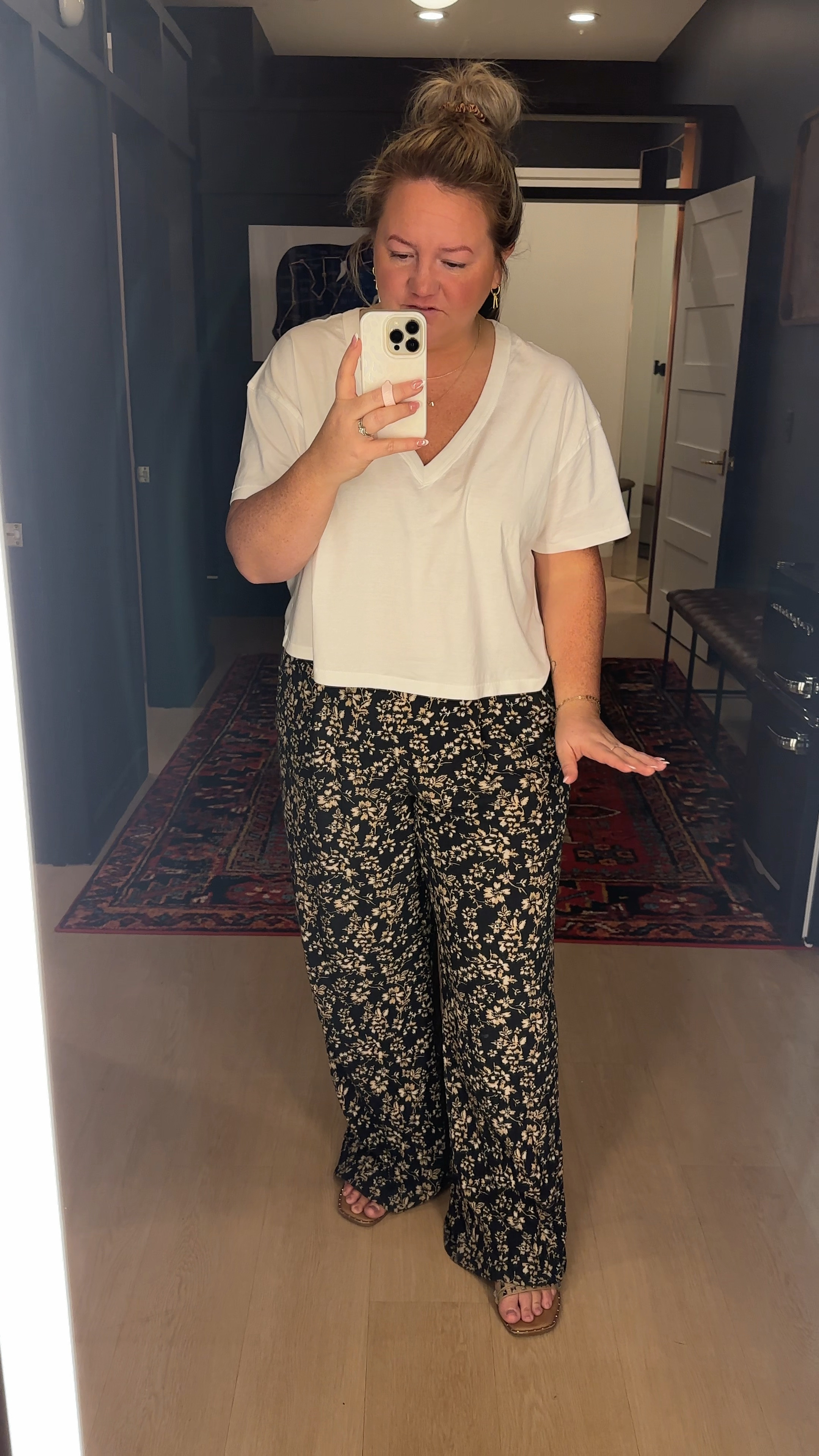 Spring look style nuud nuuds v neck boxy white tee mocha coffee chocolate brown wide leg pant flowy pants flows flowers the normal brand Steve Madden summer looks styles #ltkspring 



#LTKMidsize #LTKVideo #LTKPlusSize