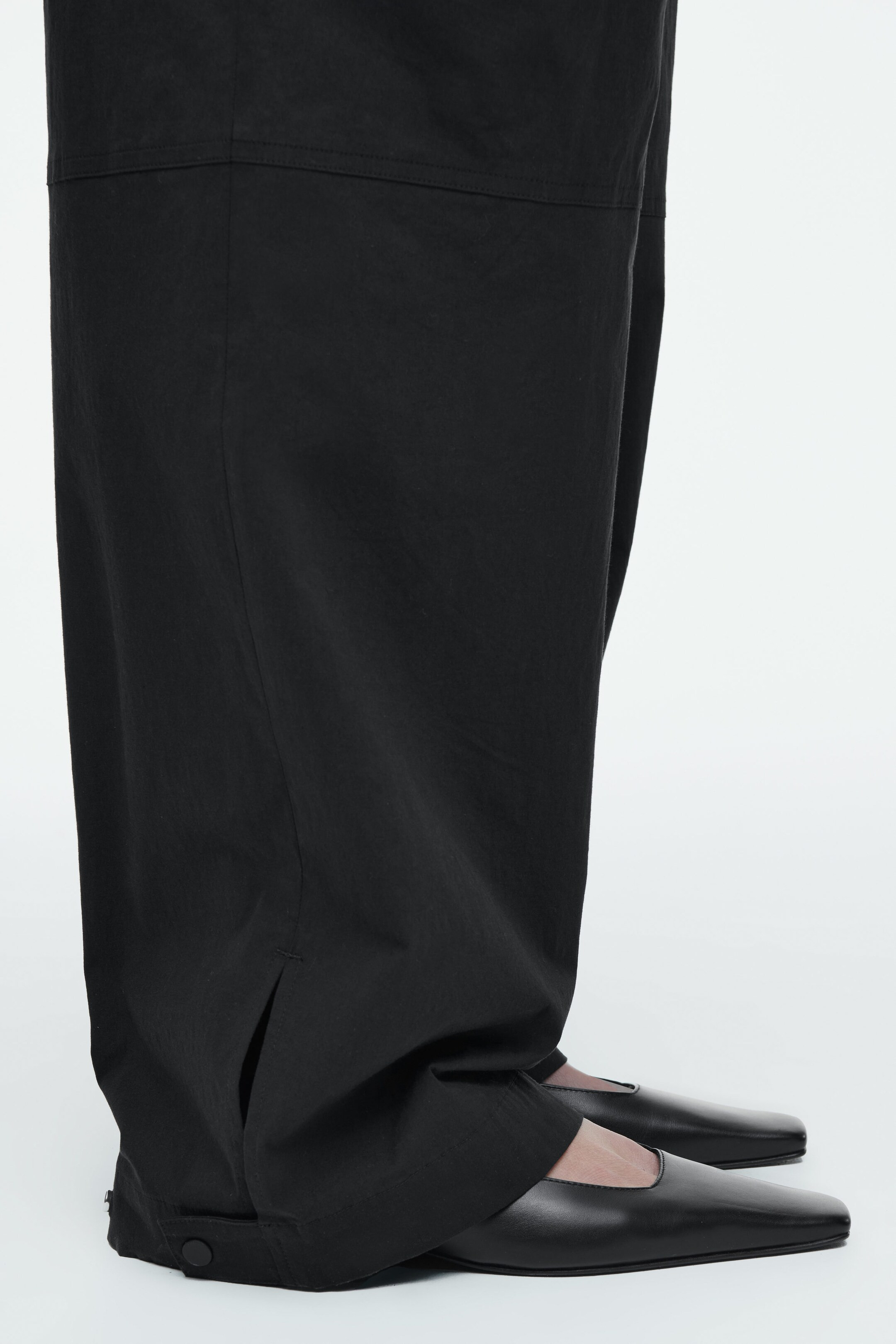 UTILITY BARREL-LEG CARGO PANTS - BLACK | COS | COS (AU)