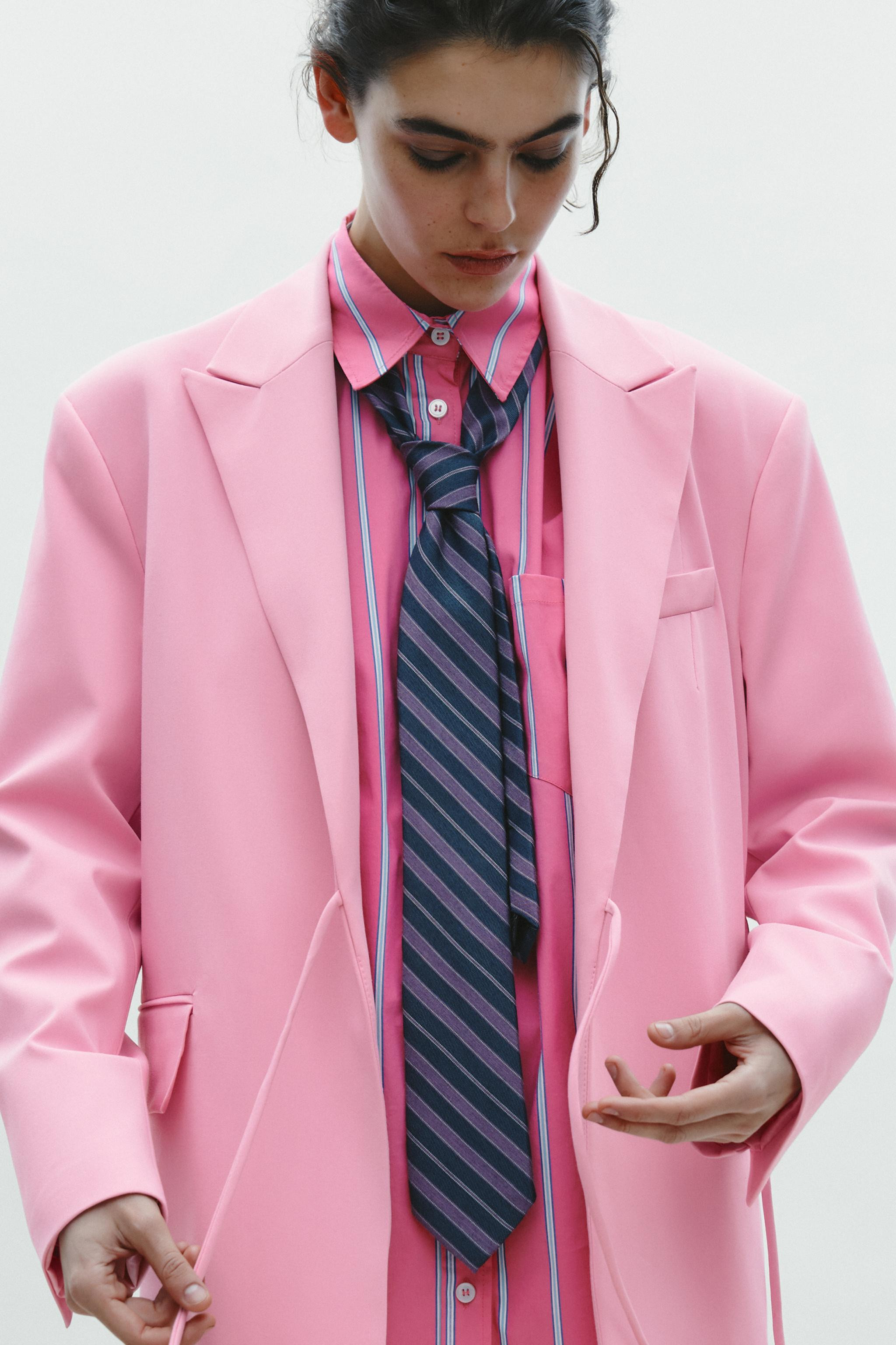 Blazer oversize con collo a revers e maniche lunghe con spalline. Tasche a filetto e con patta su... | Zara IT