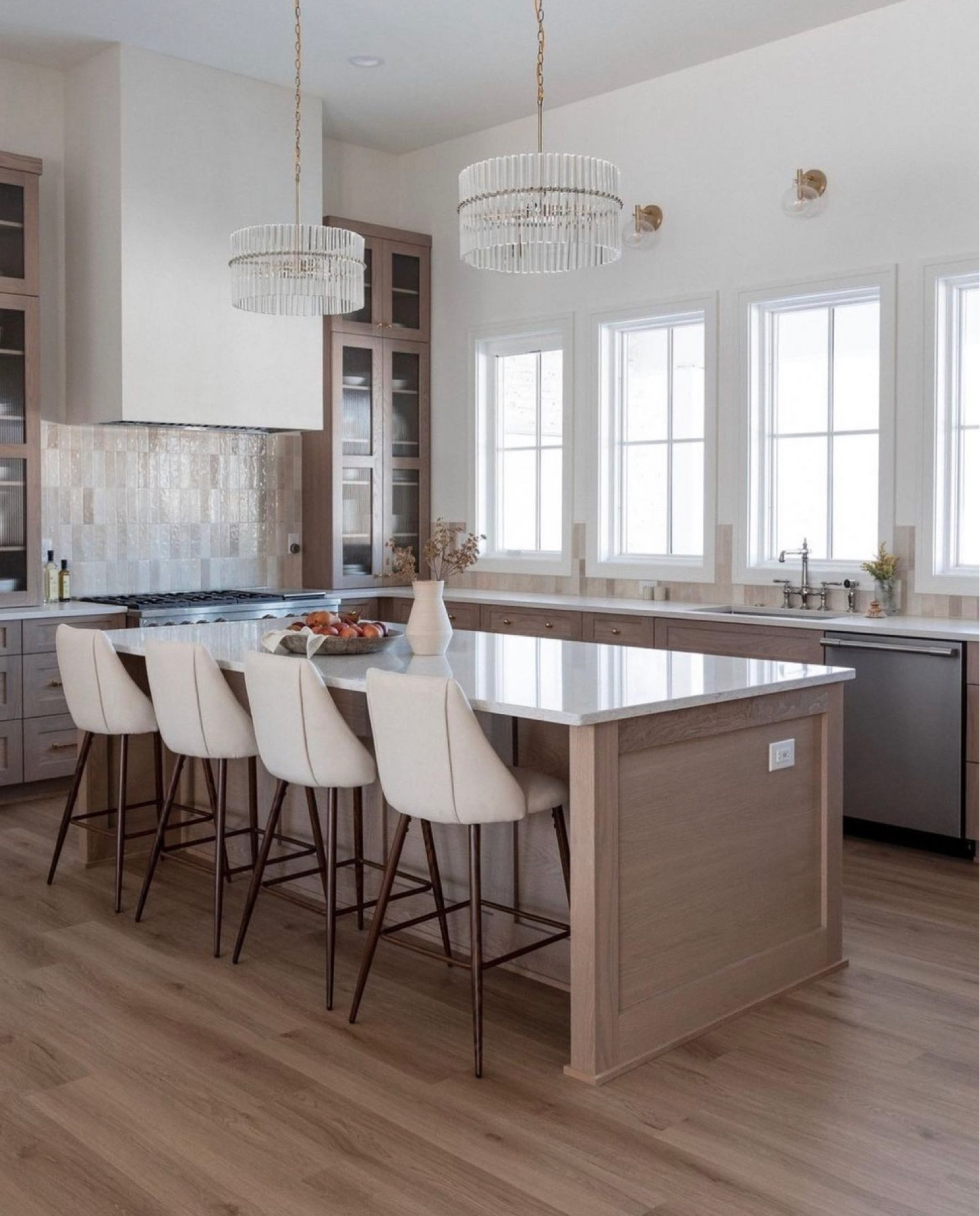 kpd the daily dose: shop this kitchen 
design: @hellomillerdesign
builder: @caliberhomes
photo: @polite.studios
staging: @ann_marie_co

#LTKhome #LTKstyletip