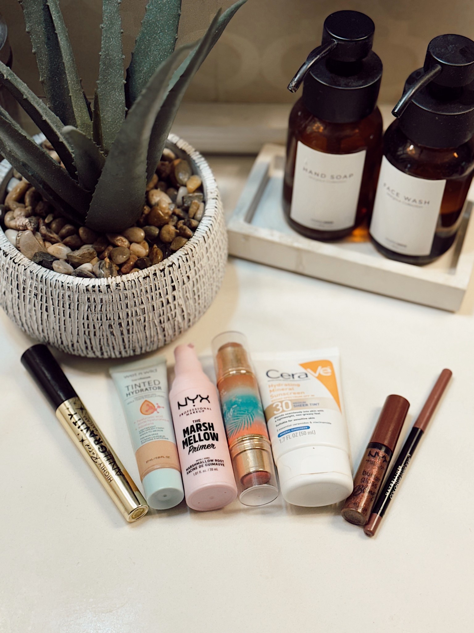 My most grabbed makeup that I use to achieve a 5 minute natural look ❤️


#LTKFindsUnder50 #LTKBeauty