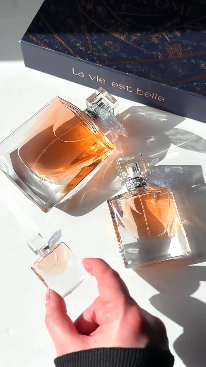 Gifted by @lancomeofficial 

Looking for a gift for the fragrance lover in your life this holiday season? Lancôme has you covered! 

Featured is the La Vie Est Belle Holiday Gift Set. It comes with 3 different sizes of their iconic fragrance, 3.4 oz, 1.0 oz and 0.14 oz. The 2 largest sizes are both refillable too. The variety of sizes are perfect for having your signature scent with you where ever you go! 

💕 La Vie Est Belle Eau De Parfum Notes- 
Top: Iris
Middle: Patchouli 
Base: Spun Sugar, Warm Vanilla 

ShopMy Link: 
https://go.shopmy.us/p-10537560
(Also linked in bio)

#LANCOMEHOLIDAY2024 #GIFTTHEEXTRAORDINARY #GIFTEDBYLANCOME #lancome #lancomegiftset #lavieestbelle #lavieestbellelancome #holidaygiftideas #giftideas #perfume #perfumes #fragrance #fragrances #fragrancecommunity #miniperfume