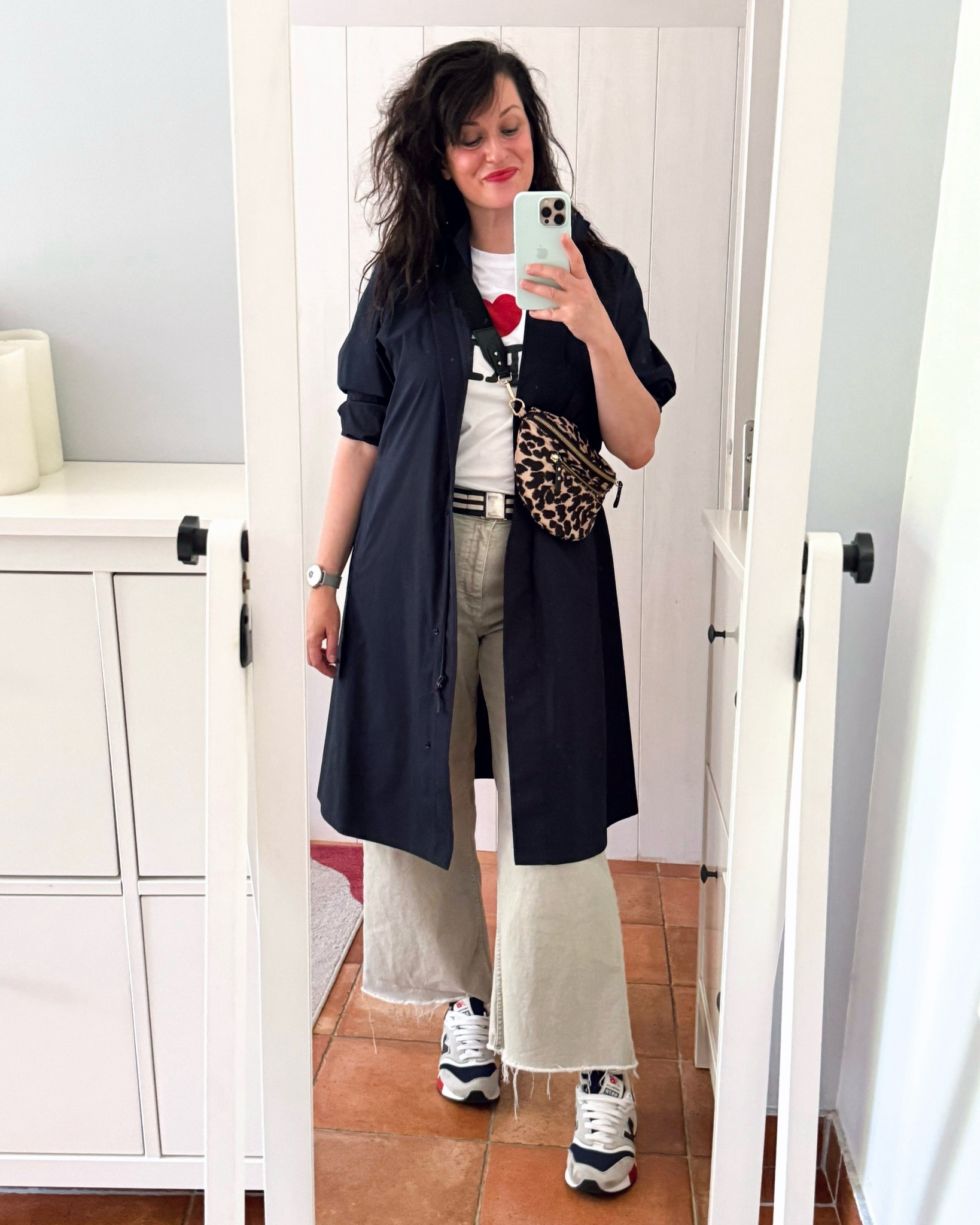 . Runnings U997R #newbalance (en lien)
. Banane léopard #petitemendigote (en lien) 
. Coupe-vent bleu marine #uniqlo (modèle plus court en lien) 
. T-shirt I ♥ Paris (acheté dans une boutique de souvenirs à Paris) (similaire en lien)
. Ceinture sangle en toile rayée #hm (similaire en lien)
. Jean flare crop kaki #mango (autre coloris en lien)
. Baume à lèvres rouge #labello (en lien)
. Rouge à lèvres mat #revlon (en lien)


#LTKspring #LTKfrance #LTKmidsize