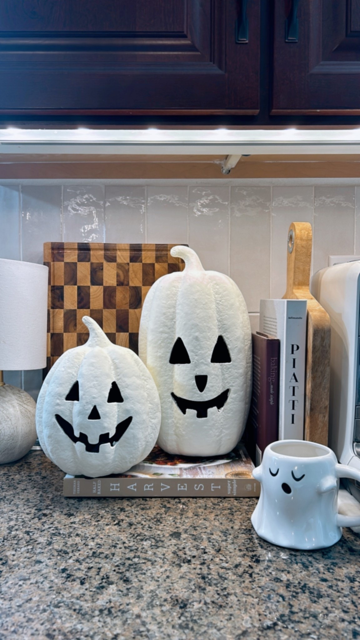 Halloween Coffee Bar
#jackolanterns #coffeestation #coffeebar #ghost #ghostmug #cookingbooks #pumpkins #falldecor #checkeredboard #lamp #amazonfind #walmartfind #papermache

#LTKSeasonal #LTKFindsUnder50 #LTKHome