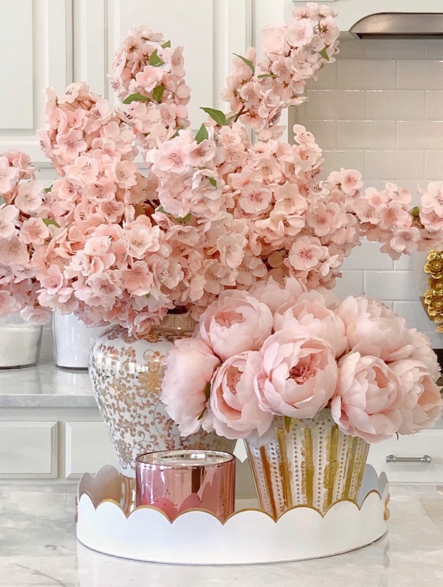 These gorgeous pink cherry blossoms are perfect for Valentine’s day and transitioning into spring and summer! 🌸 I used around 10 stems for this extra full arrangement 