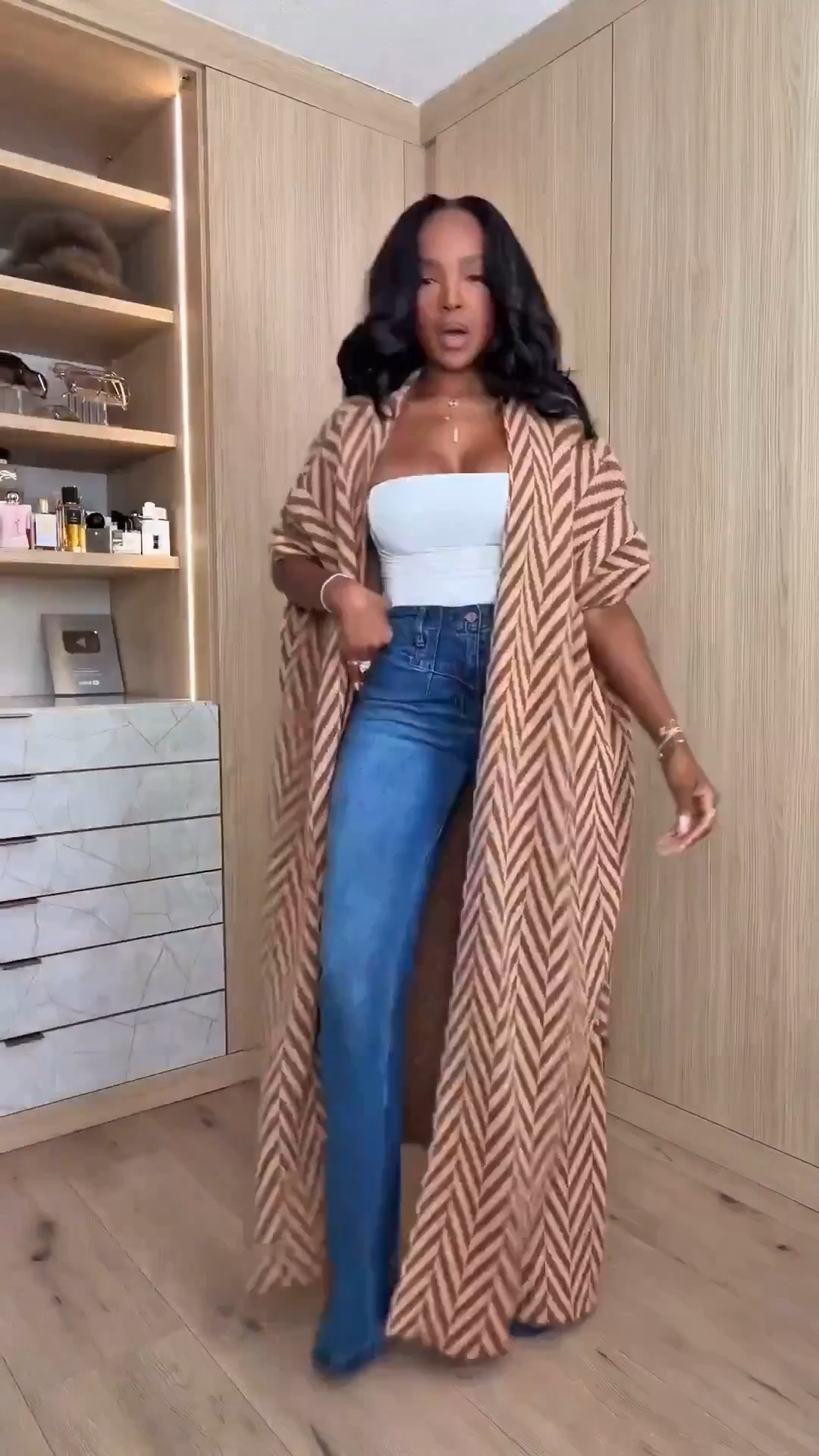 THE LAYERING PIECE 🤎

A simple white top + great jeans instantly feels more elevated with a statement duster layered over it. Easy, flattering and perfect for transitioning into fall.

fall layering outfit, statement duster, jeans outfit idea, elevated casual outfit, chic everyday style

Wearing: Size Small/4 | 5’4” | 140 lbs | 34D-27-40

📲 Download the FREE LTK app & follow me (@kirasfashionfinds) to shop all my daily finds.

#LTKPetite #LTKStyle