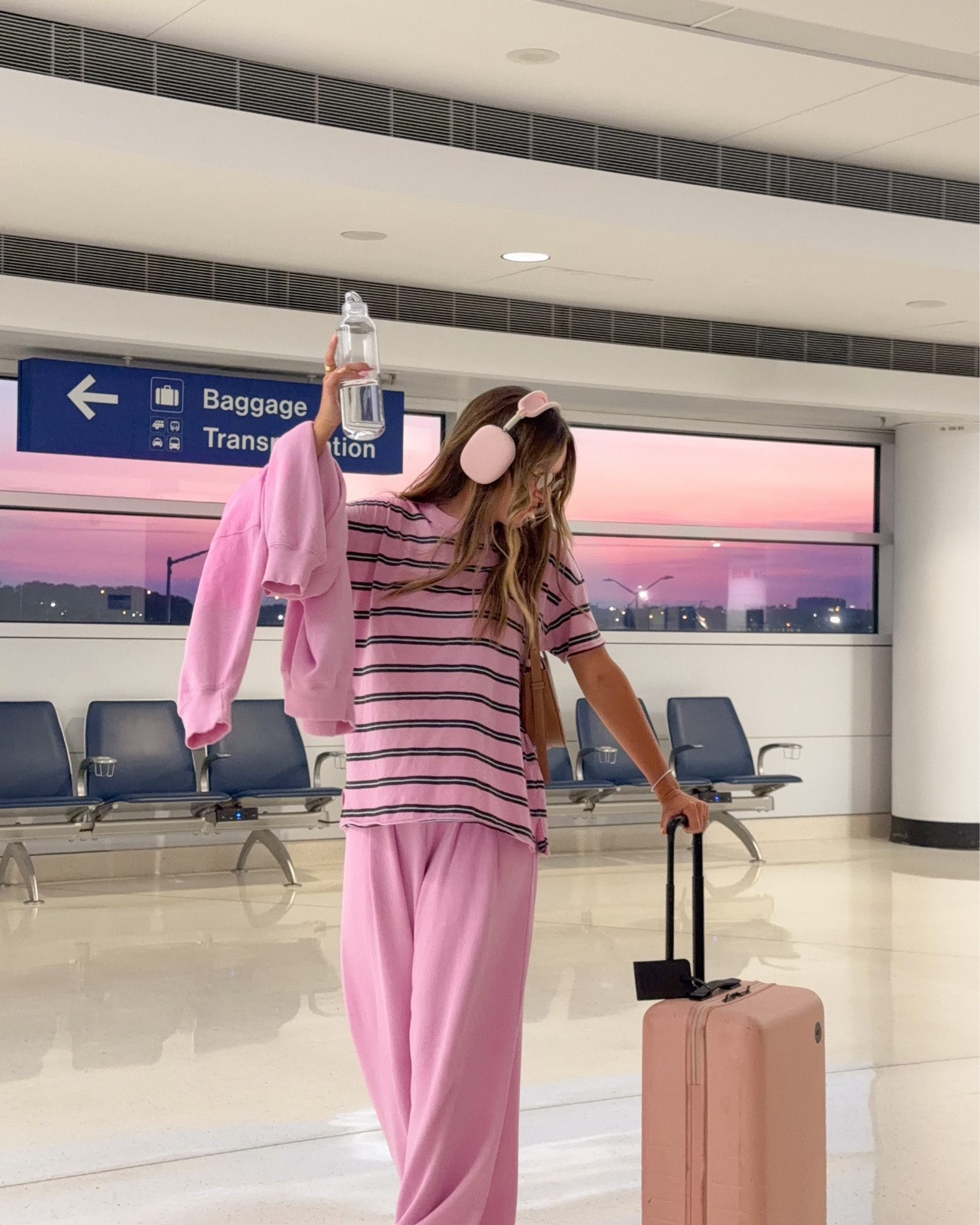 girls trip loading !!! 🛥️🏝️🌊🌸👙🍸 the sunrise was insane at the airport omg 😍 nantucket here we come!! 

#girlstrip #nantucket #airportoutfit #outfitinspo