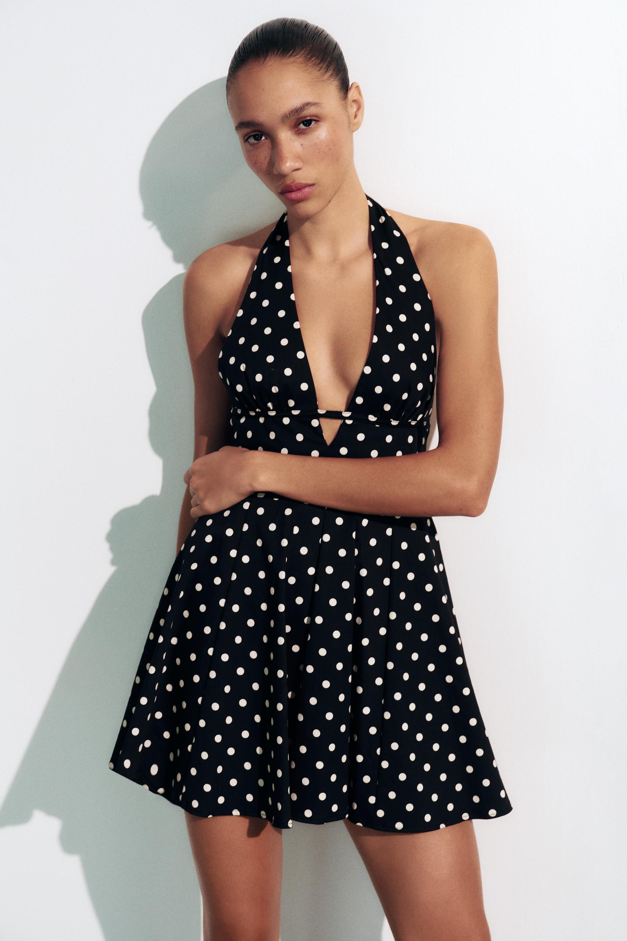 Kurzes Neckholder-Kleid mit V-Ausschnitt. Verdeckter Rei\u00dfverschluss an der Seitennaht am R\u... | Zara DE