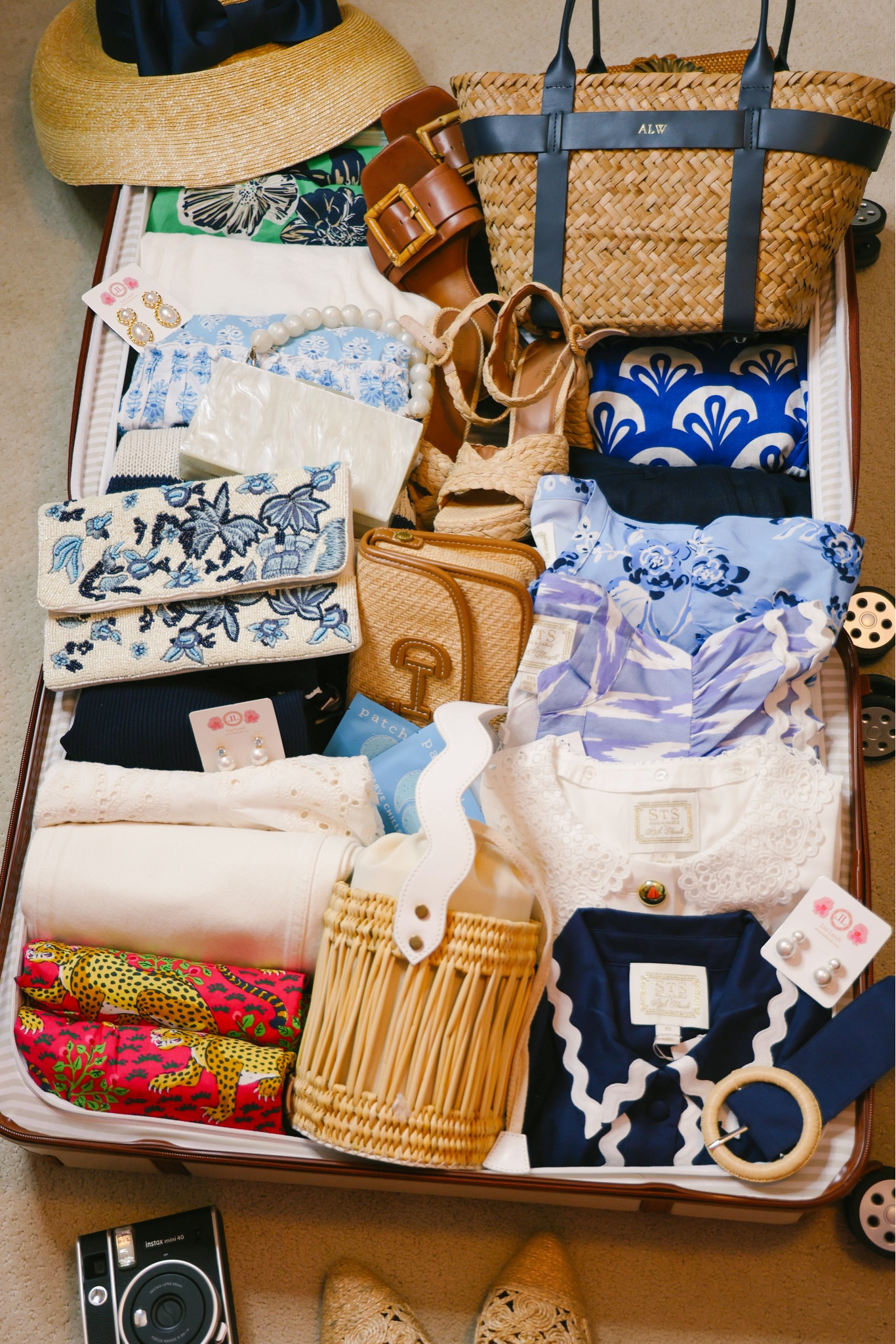 Packed up and off to Bermuda! Can’t wait to show you all of the fun items we’re shooting this week with Sail to Sable x Style Charade 💙

#LTKfindsunder100 #LTKtravel #LTKstyletip