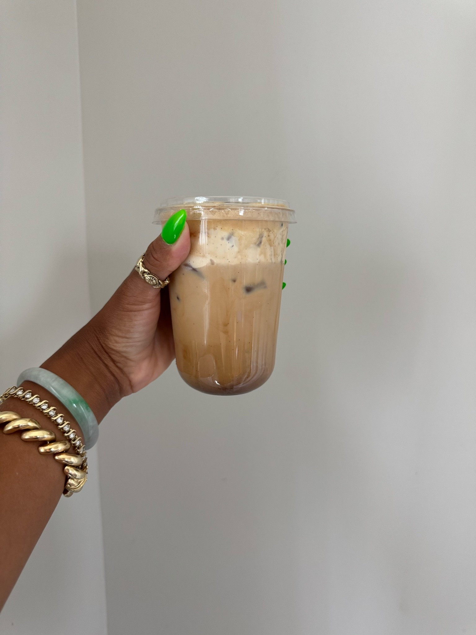 -today’s coffee order felt a little expensive ☕️🤍🍁🍯

salted maple, honey, vanilla bean, and brown sugar cold foam.

#SaltedMapleLatte #BrownSugarColdFoam #CoffeeRecipe #HomeCafe #SpecialtyCoffee

#LTKmomlife #LTKselfcare #LTKmorningroutine