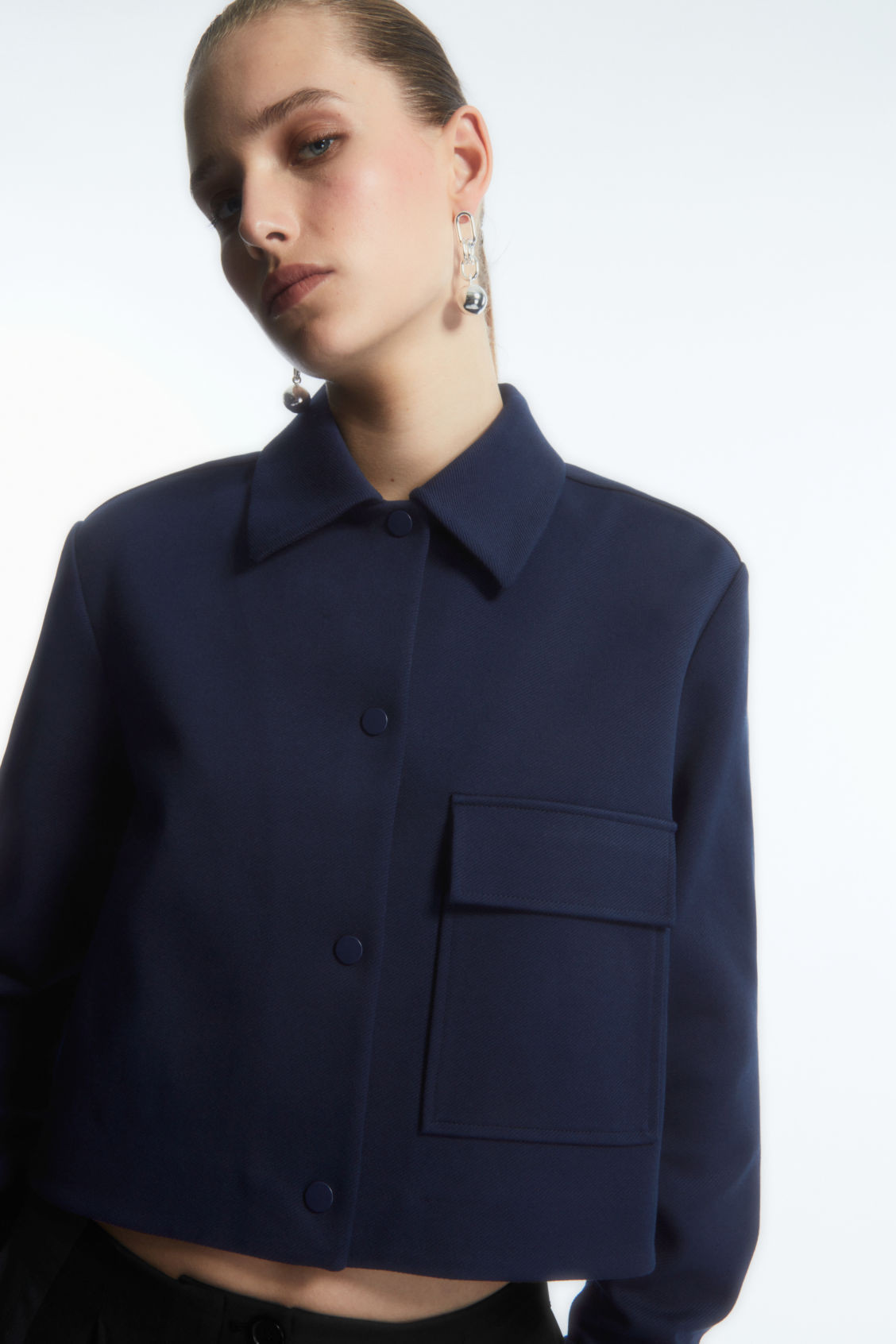 VESTE COURTE EN SERGÉ | COS (EU)