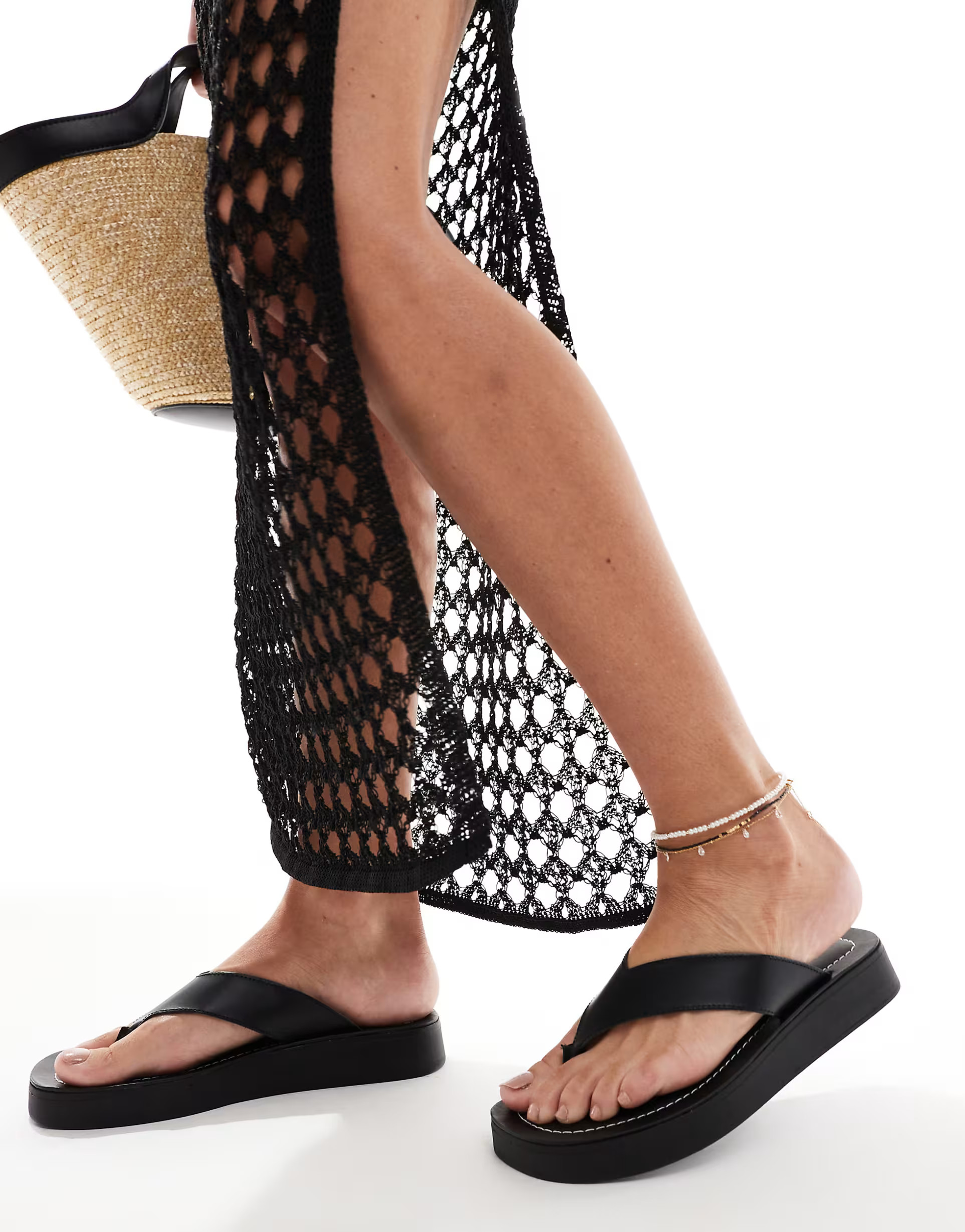 schuh – Tanisha – Flache Zehensteg-Sandalen aus schwarzem Leder mit flacher Plateausohle | ASOS (Global)