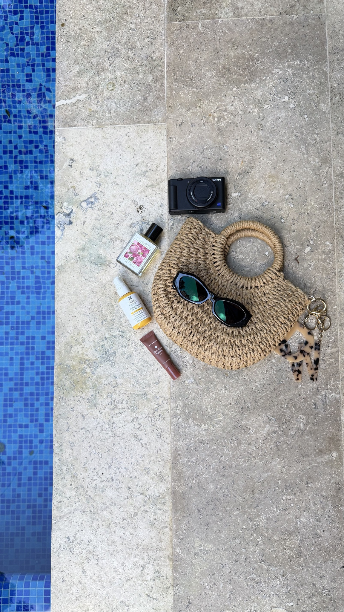 Just the essentials! 😅💗

Pool side with all my favorites! What are your pool day necessities? 

#beachvacation #poolday #girlessentials #spf 


#LTKItBag #LTKStyleTip #LTKSaleAlert