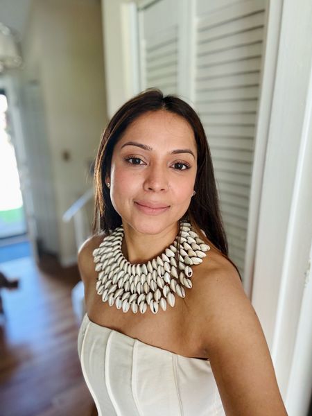 White bob necklace for your off shoulder outfits 