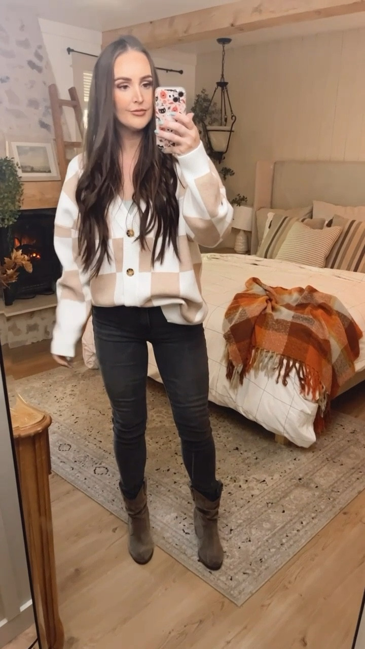 Checkered cardigan from Amazon! Cute Amazon cardigan for fall!

Wearing size L- I would recommend your normal size or even sizing down! Naturally oversized!
 


#LTKSeasonal #LTKVideo #LTKstyletip