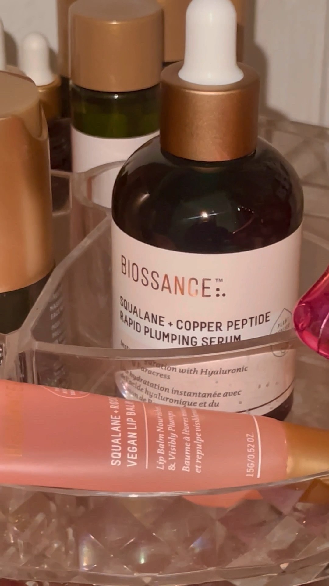 Sérum Preenchedor com Peptídeo de Cobre e Esqualano!

PREFERENCIA DE USO: Noturno🌙

A sensação de uma pele mais firme e hidratada é instantânea, o peptídeo de cobre estimula a produção de colágeno e da esse tom azul do produto.

Sempre noto as áreas próximas ao nariz e olhos mais hidratados principalmente no inverno, gosto de usar a noite e acordo com uma sensação de pele descansada e revigorada, pouco inchaço.

Uso o sérum sozinho após a limpeza do rosto, sem adição de mais um passo do skincare noturno

#LTKbeauty