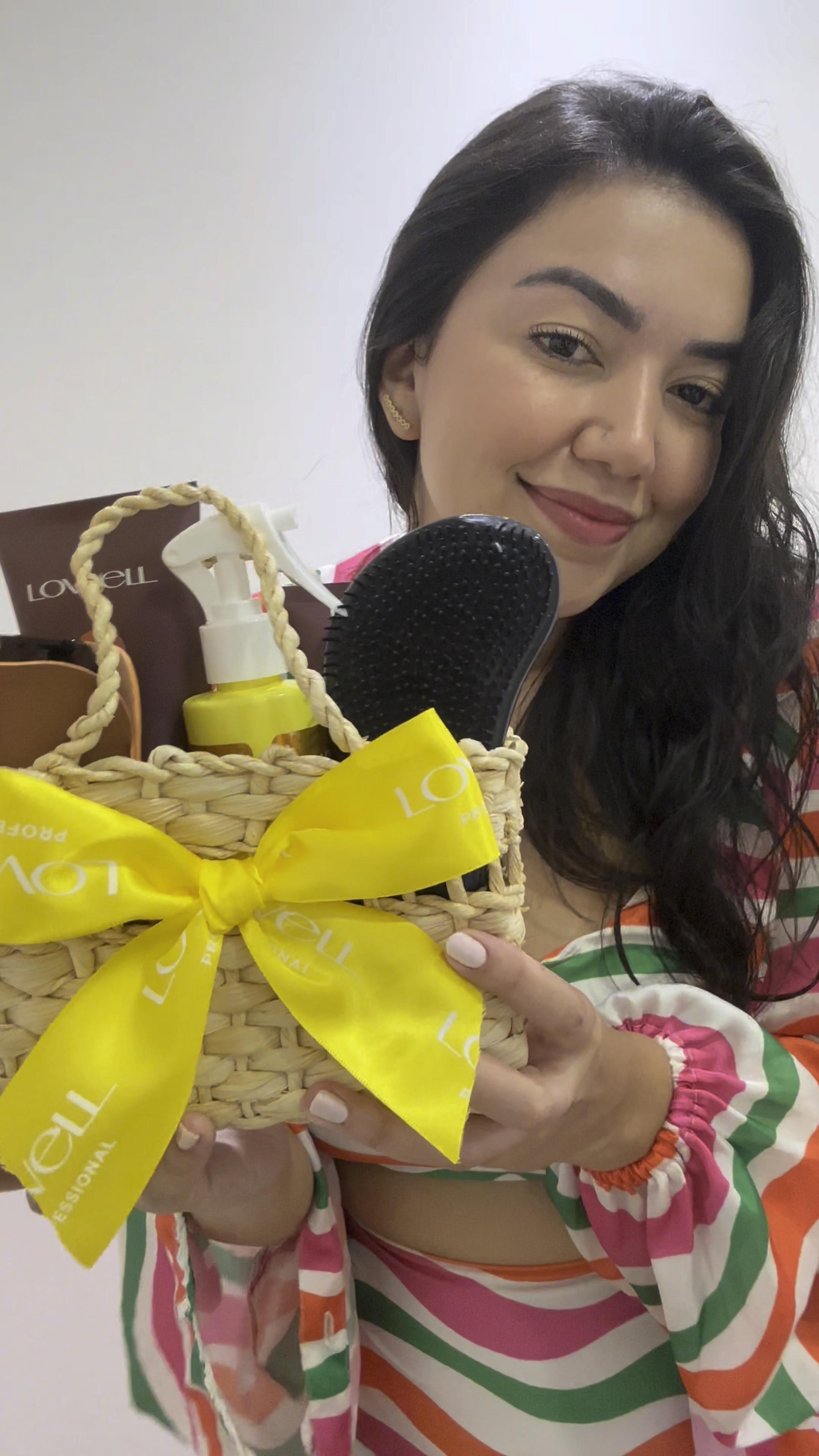 Itens essenciais da minha bolsa de praia 🏝️ 

Proteger os fios pra mim é super importante e a linha Hide Sun da @lowelloficial é perfeita para o verão por possuir proteção UV e proteção térmica. O Sun Spray é o meu queridinho e eu não fico sem usar tanto nos cabelos molhados quanto secos. Meus cabelos ficam extremamente hidratados e com aquele aspecto beach waves que eu tanto amo 🤍

Você encontra a linha nas principais perfumarias e e-commerces. E aí, estão cuidando dos fios nesse verão ?

#LOWELL #LOWELLPROFESSIONAL #HIDESUNSPRAY #HIDESUNLOWELL #HIDESUNSPRAYLOWELL #PUBLICIDADE

#LTKbeleza #LTKsummer #LTKbrasil