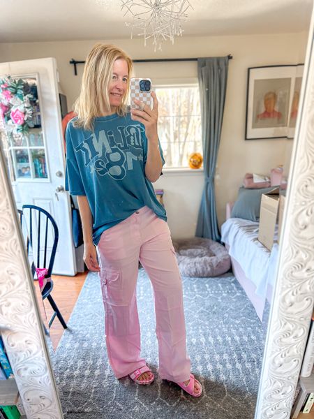 These summer cargo pants are 30% off! I sized down one size because they do run big! 
#aerie #americaneagle #summeroutfit #graphicshirt 


#LTKSeasonal #LTKU #LTKSale
