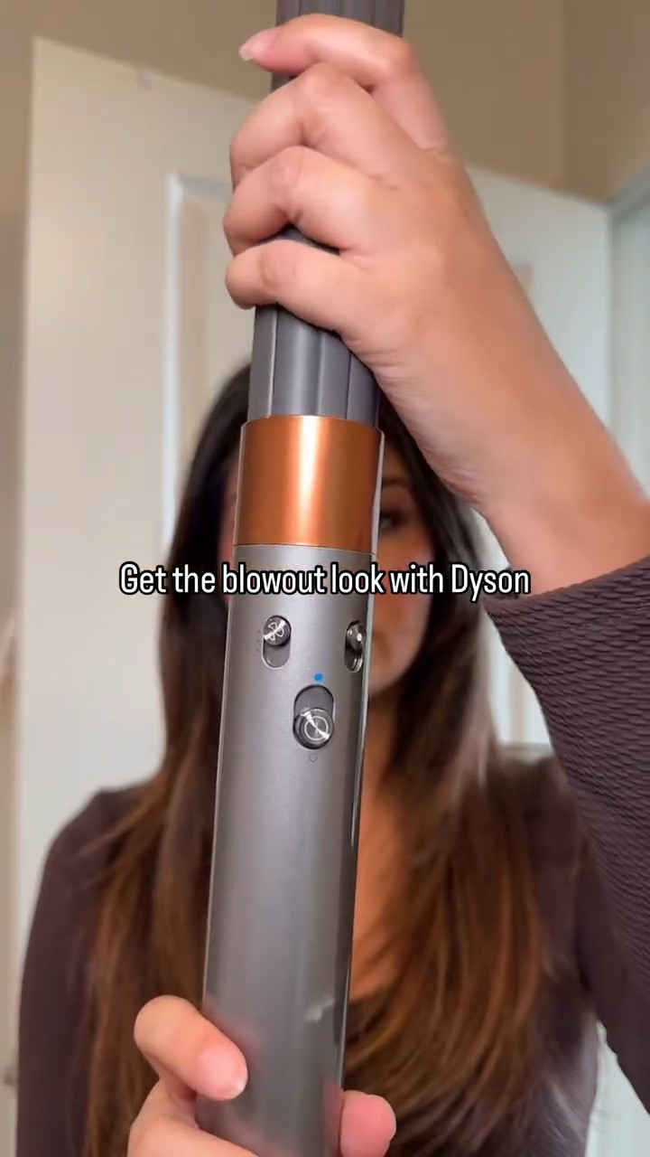 Get the perfect bouncy blowout curls with Dyson!
It’s so easy and doesn’t take very long. 

@dysonusa any tips on how to make it last??

#dyson #dysonhair #dysonairwrap #dysonblowout #dysoncurls #curls #dysonhair 

@livingproofinc no Frizz hair oil is to die for!!