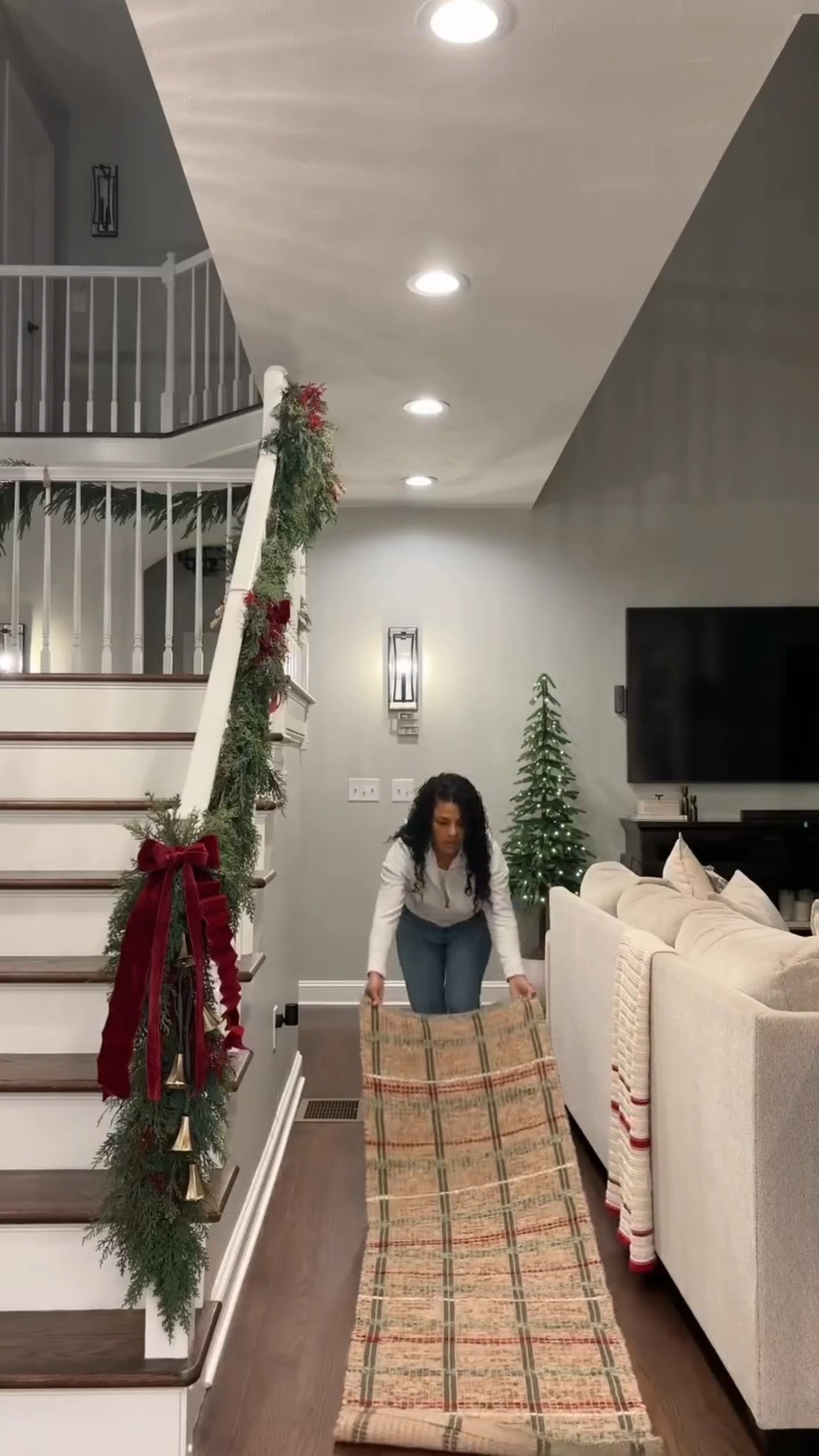 Encuentras toda la decoración de mi hogar en mi LTK (enlace en mi bio)

Los detallitos hacen toda la diferencia en la época que más amo...
la Navidad
Esta alfombra y estas velitas
me tienen obsesionada.
La alfombra no se resbala para nada (ipor eso la amé!) y la puedes usar en cualquier área de tu casa. Yo la puse aquí en la cocina y también en el pasillo de la sala... mira qué linda se ve! 😍✨

Y las velitas... ay no, están perfectas porque ya vienen con el vidrio y le dan ese toque mágico y acogedor del espíritu navideño. 🎄 🕯️ 

#christmas #christmasdecor #holidayseason #ideas #holidaydecorations #holidaydecor #christmascenterpiece #centerpiece #decor#LTKCyberWeek 

#LTKHome #LTKHoliday