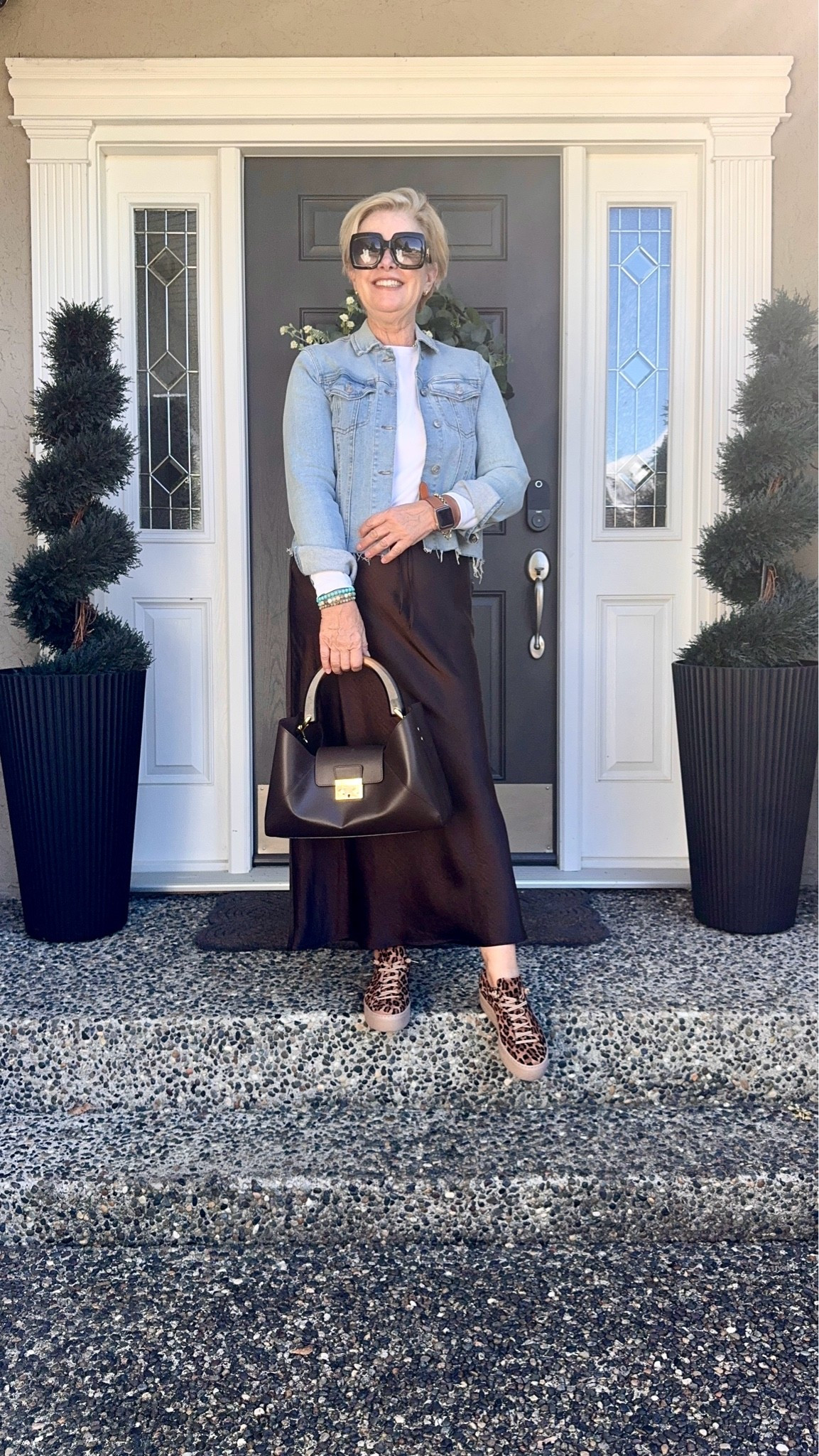 Denim and chocolate brown.

#LTKsummer #LTKover50style #LTKstyletip