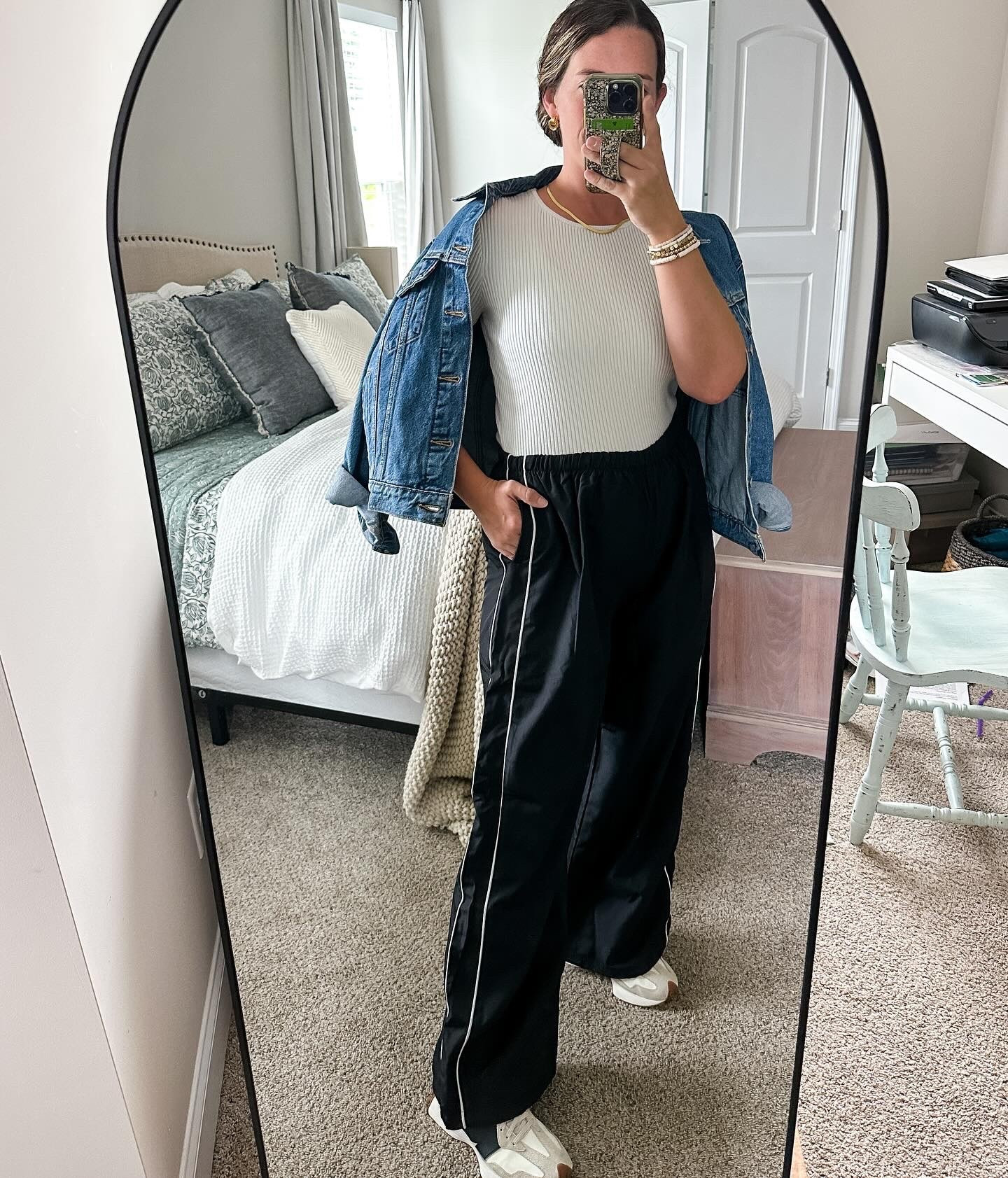 Fall Trend Alert! 🔔 
Track Pants 🖤
Put your leggings to the side for a minute and try these high waisted wide leg Amazon track pants for your Fall athleisure look✨
So many ways to style these, one being with a comfy fitted tee, your favorite sneakers and a denim jacket. Add your favorite everyday jewelry for some extra fun. 
@amazonfashion
 @amazon
 @amazonfinds